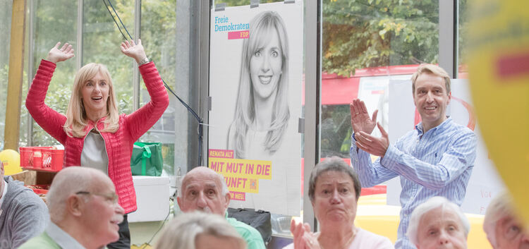 Renata Alt, ihr Ehemann und die Parteimitstreiter haben allen Grund zum Jubeln: Die FDP ist wieder im Bundestag und die Kirchhei