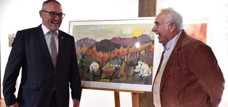Bürgermeister Günter Riemer und Johannes Nagel, Sohn des Künstlers, erinnern sich bei der Eröffnung an den verstorbenen Fritz Er