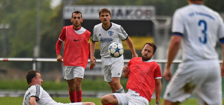 Augen zu und durch: Michel Forzano und der AC Catania peilen gegen Weilheims Zweite einen Heimsieg an. Foto: Markus Brändli