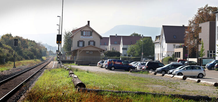 Die Neugestaltung des Bahnhofsplatzes gehört mit zum Paket der Sanierungen der Gemeinde Dettingen. In unmittelbarer Nähe entsteh
