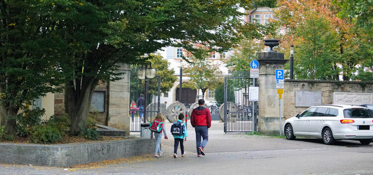 So ist‘s richtig: Papa bringt die Kinder zu Fuß zur Schule. Heißt: weniger Verkehrschaos.Foto: Thomas Krytzner