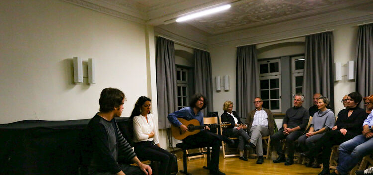 Der Gitarrist Andreas Arnold war zu Gast in seiner „alten“ Musikschule in Kirchheim.Foto: Christian Schlienz
