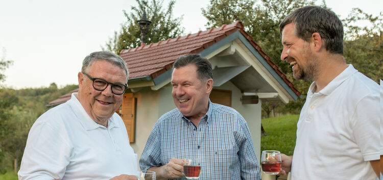 Ein Prosit auf die „Villa Spitzbart:“ Die Brüder Kurt und Fritz Vogel mit Owens Pfarrer Ekkehard Graf (von links).Foto: Carsten