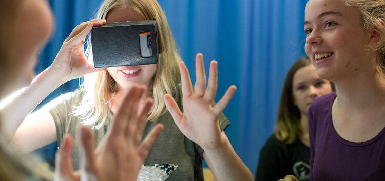 Durch eine virtual-reality-Brille konnten die Achtklässler einen 3-D-Film sehen.Fotos: Carsten Riedl