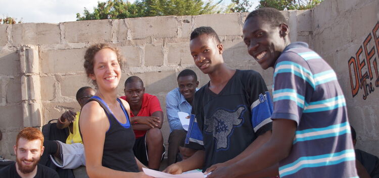 Tipps in Sachen Training: Luises Bücheles Rat war in Tansania gefragt, auch beim Bau von Sportstätten. Fotos: privat