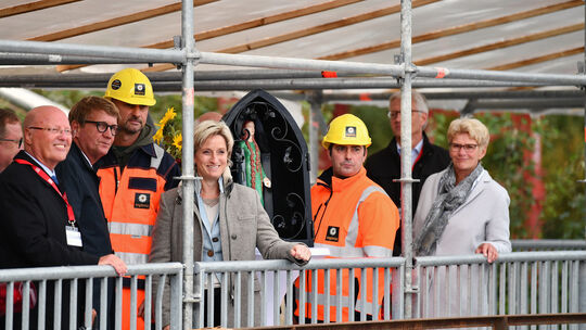 Tunnelpatin und Landeswirtschaftsministerin Nicole Hoffmeister-Kraut (Mitte) vor der Heiligen Barbara. Fotos: Markus Brändli