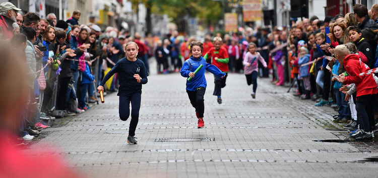Zuschauermagnet Citylauf: Der Pendelstaffel-Wettbewerb für Schüler hat Hunderte Menschen an die Strecke in der Fußgängerzone gel