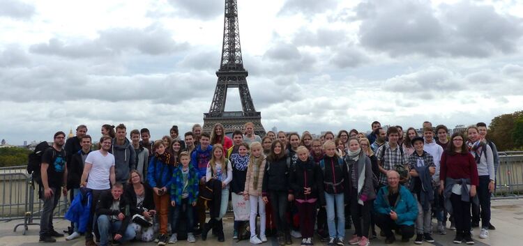 Ein Abstecher in die Hauptstadt: Am letzten Tag verschlug es die 56-köpfige Musikergruppe nach Paris. Ein Foto mit dem Eiffeltur