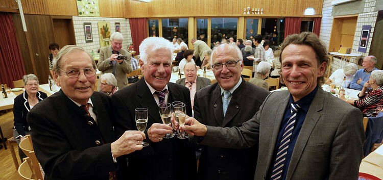 Heinz Lamparter, Hans Schroeder, Erich Haas und Michael Schlecht (von links) feierten zusammen mit rund 80 Mitgliedern, Freunden