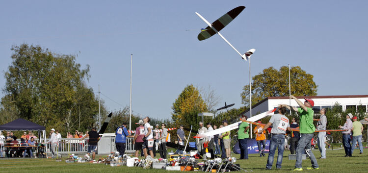 Hochbetrieb auf der Hahnweide: Der Pokalwettbewerb für Modellflieger hat 60 Teilnehmer angelockt. Fotos: Lars Reinhold