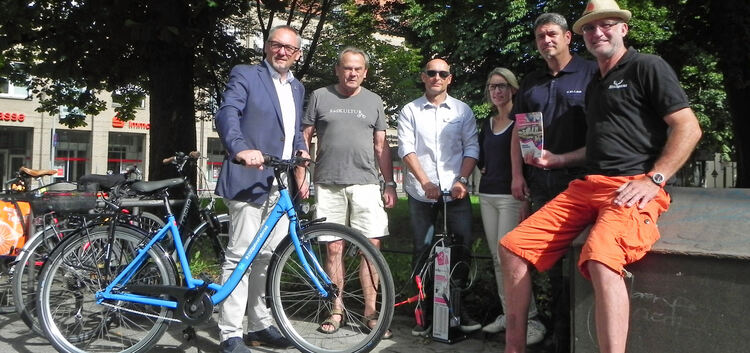 Zusammen mit den Paten der Servicepunkte weihte Bürgermeister Günter Riemer die erste Rad-Service-Station am Büchereivorplatz ei