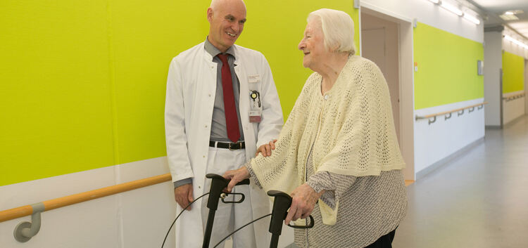 96 Jahre alt ist die erste Patientin, die Professor Andrej Zeyfang in der Klinik für Altersmedizin aufgenommen hat.Foto: Roberto