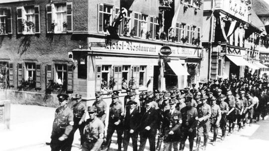 Drittes Reich und Besatzung: Ansicht des Umzuges in Kirchheim am 1. Mai 1933. -Lehrer und Sch?ler-Maschinengewehr-K?nigin Luise Drittes Reich und Besatzung: Ansicht des Umzuges in Kirchheim am 1. Mai 1933. -Lehrer und Sch?ler-Maschinengewehr-K?nigin Luise