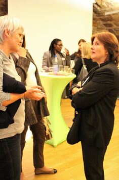 Henriette Baumann im Gespräch mit einer Besucherin. Foto: Sabrina Kreuzer