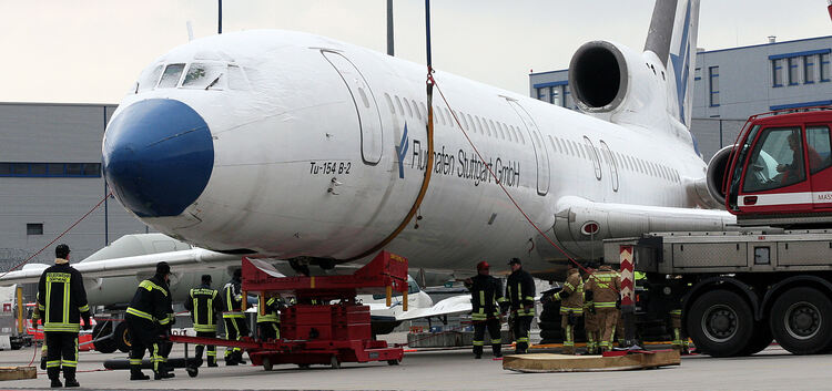 Am Stuttgarter Flughafen üben Helfer den Notfall an einer über 40 Jahre alte Passagiermaschine.Fotos: Daniela Haußmann