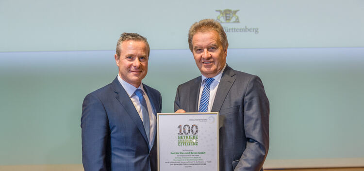 Für Holcim nimmt Hagen Aichele (links)von Umweltminister Franz Untersteller die Auszeichnung entgegen. Foto: Stefan Longin
