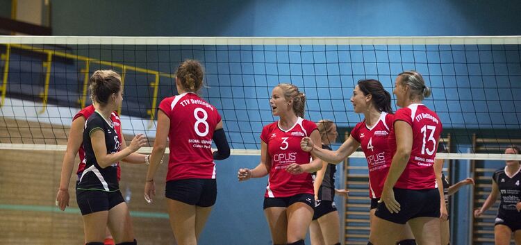 Abklatschen: Die Dettinger Volleyballerinnen haben einen hart umkämpften Sieg in Backnang gelandet. Foto: Mirko Lehnen