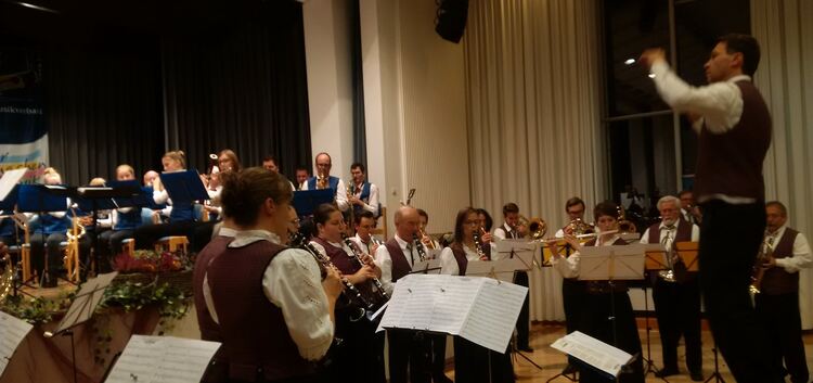 Die Musikvereine aus dem württembergischen Dettingen und dem badischen Weiher spielen zusammen.Foto: pr