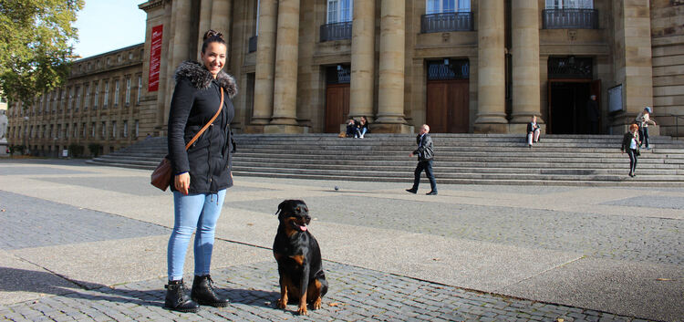Carolina López Moreno mit ihrer Hündin Ilia vor der Staatsoper in Stuttgart. Beide haben schon ihre Erfahrungen auf Opernbühnen