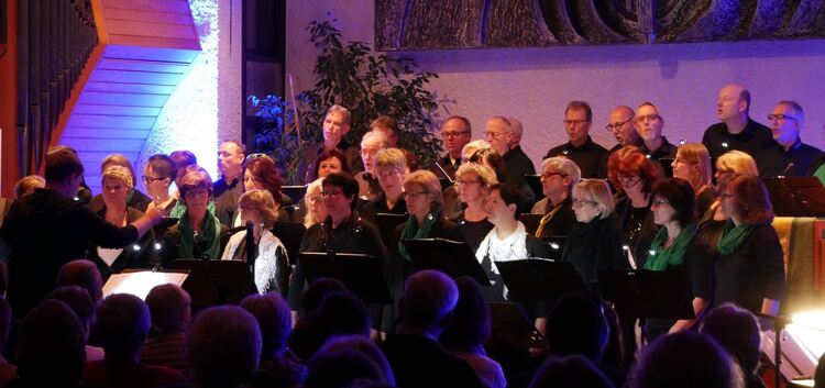 Eine Kirche wird zum stimmungsvollen Konzertsaal: In der Kirchheimer Auferstehungskirche zeigten 50 Sänger und das Publikum ihr