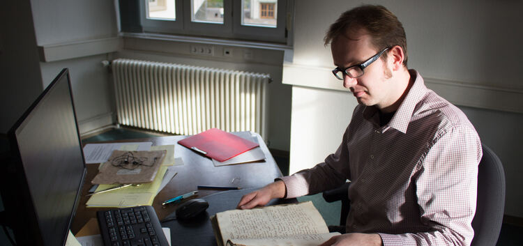 Von alten Handschriften bis hin zu digitaler Archivierung reicht das Arbeitsspektrum Frank Bauers in Kirchheim.Foto: Andreas Vol