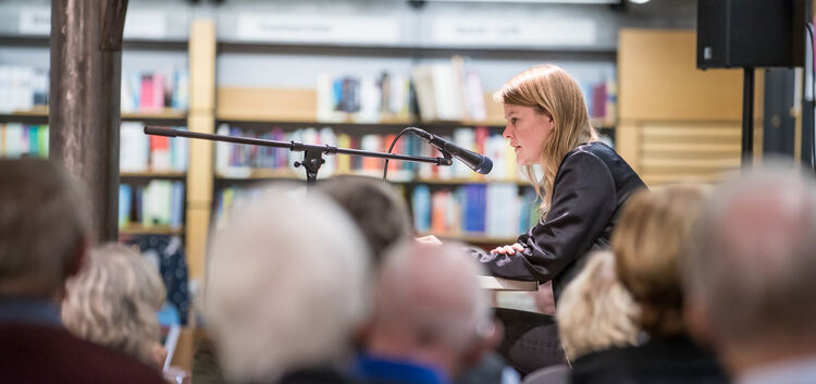 Theresia Enzensberger liest aus ihrem Debütroman vor. Foto: Carsten Riedl