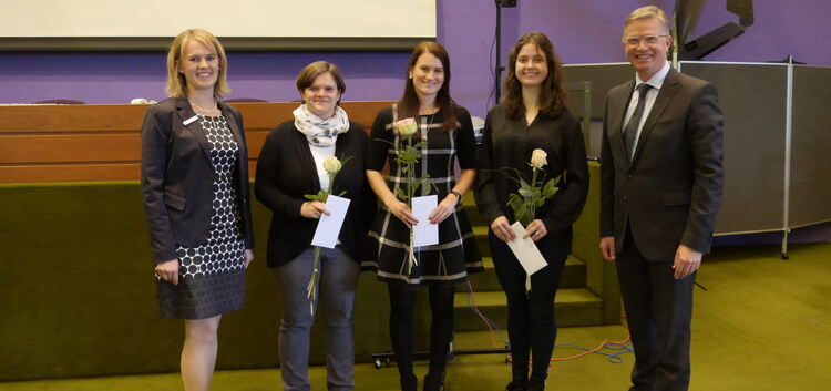 Landrat Heinz Eininger und Martina Brosi-Barth (links) gratulierten den drei besten Absolventinnen der Verwaltungsschule.Foto: p