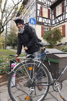 Rafael Rabassi nutzt den Rad-Service-Punkt vor der Stadtbücherei zum ersten Mal. Foto: Peter Dietrich