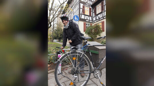 Rafael Rabassi nutzt den Rad-Service-Punkt vor der Stadtbücherei zum ersten Mal. Foto: Peter Dietrich