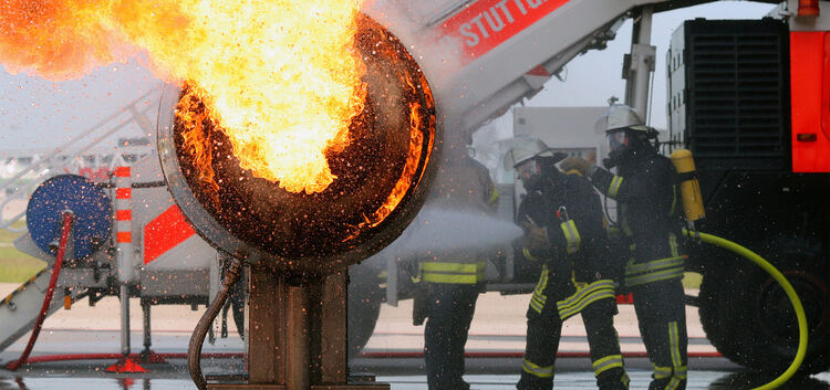 Ein Triebwerksbrand steht bei den groß angelegten Übungen der Flughafenfeuerwehr ganz oben auf dem Programm.Foto: Daniela Haußma
