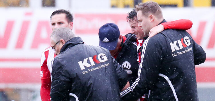 Schmerzhaft: Weilheims Marc-Kevin Theimer wird nach seiner Knieverletzung vom Platz getragen. Foto: Cornelius Nickisch