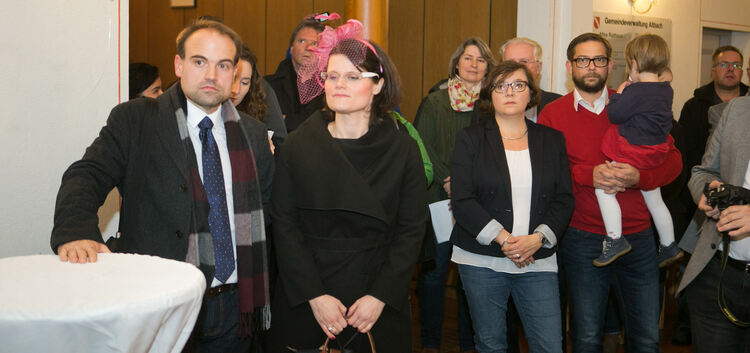 Gefasst aber nicht begeistert: Martin Funk mit Partnerin (links) und Martina Fehrlen mit Familie. Foto: Bulgrin