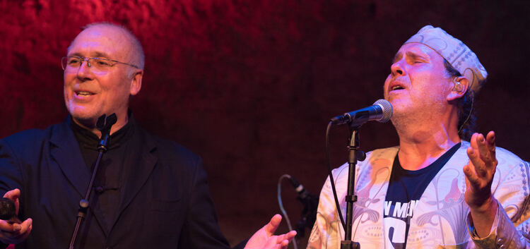 Der Schauspieler Jo Jung (links) spricht die Texte, Jörg Krauss singt sie.Foto: Johannes Stortz