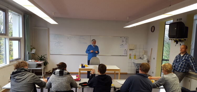 Andreas Kenner stellt sich Schülerfragen.Foto: pr