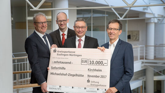 Ein Scheck, der Hoffnung macht: Dietmar Ederle, Regionalbereichsleiter der Kirchheimer Kreissparkasse, Marcus Wittkamp, zuständi Ein Scheck, der Hoffnung macht: Dietmar Ederle, Regionalbereichsleiter der Kirchheimer Kreissparkasse, Marcus Wittkamp, zuständi