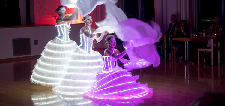Das LED-Show Ballett „Light of Dance“ begeisterte beim Jubiläumsball der Sportfreunde Dettingen.Foto: pr