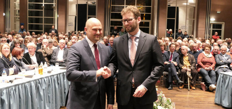 Ettlingens OB Johannes Arnold gratuliert dem frisch gewählten Bürgermeister Moritz Heidecker (rechts). Foto: Werner Bentz