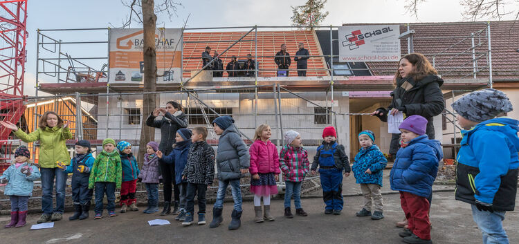 Schlierbacher Kinder singen beim Richtfest des Kindergartenanbaus.Foto: Carsten Riedl