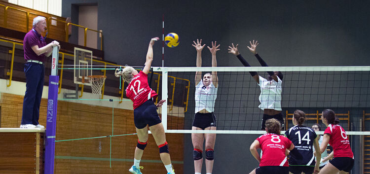 Volleyball-Regionalliga Damen TTV Dettingen (rot, 12 Meike Kehl) schmettert den Ball über das Netz am Boden (rot 8 Johanna Resch