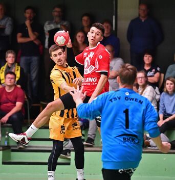 , Handball , TSV Owen (gelb) - TSV Weilheim (rot), Nr 34 Weilheim Luca Pfeffer