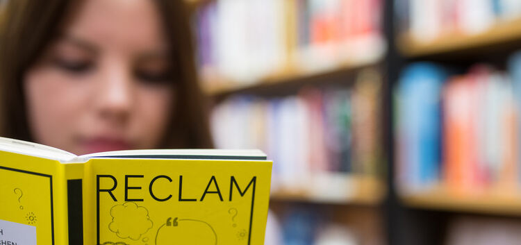 Ein Muss für Schüler: die gelben Hefte von Reclam. Foto: Carsten Riedl