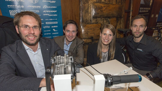 Die Gewinner des Innovationspreises: Christoph Lermen und Michael Schmitz, Gründer von Pinion, die Festrednerin Dr. Lisa Haas un