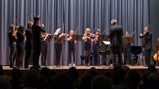 Das Symphonische Orchester der Musikschule unter der Leitung von Johannes Stortz spielt Tangos.