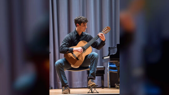 Julian Nürk an der Gitarre und Sarah Genz am Cello sind zwei von vielen talentierten Nachwuchsmusikern der Musikschule.Fotos: Ma