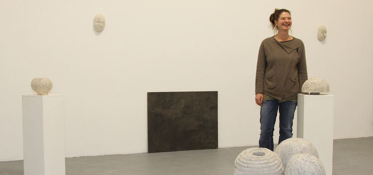 Monika Majer präsentiert ihre neue Ausstellung im Schauraum.