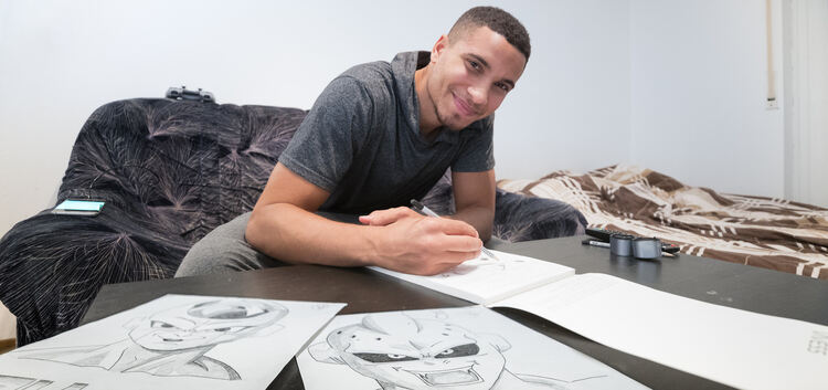 Nach nervenaufreibenden Basketballspielen findet Charles Barton zu Hause Entspannung beim Zeichnen.Foto: Carsten Riedl