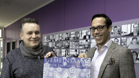 Firma Starline Computer GmbH, Carl-Zeiss-Str. in Kirchheim, spendet für die TB-Weihnachtsaktion.Carsten Wilde (links) und Tim Ga