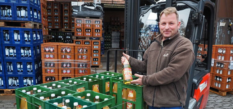 Bis jetzt gibt es noch Apfelsaft. Doch Jörg Banzhaf, Inhaber des Getränkemarkts im Paradiesle, blickt etwas bange dem Frühjahr e