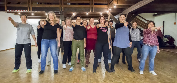 Mitglieder der Kirchheimer Frauenliste studieren mit Tanzlehrerin Diane König die Choreografie ein. Angestoßen hat die Aktion Je