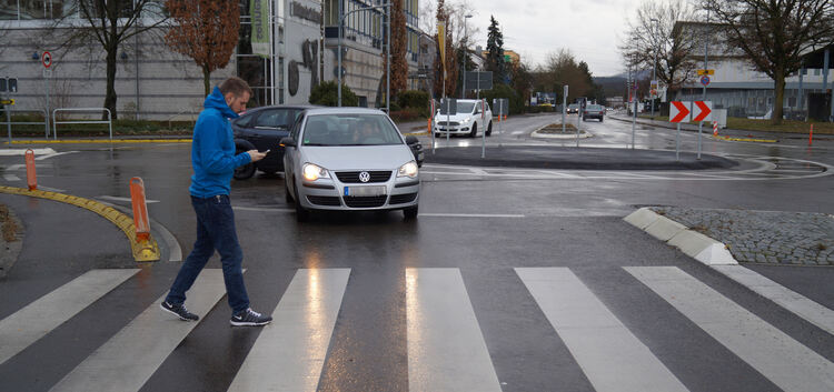 Autofahrer aufgepasst: ein „Smombie“ überquert die Straße.Foto: Matthäus Klemke